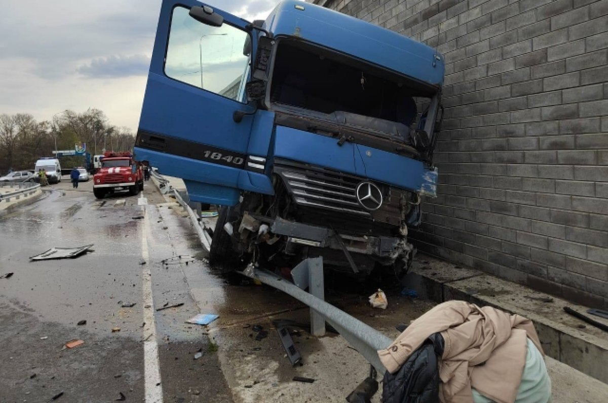    На Кубани КамАЗ после ДТП с легковушкой снес забор и повредил топливный бак