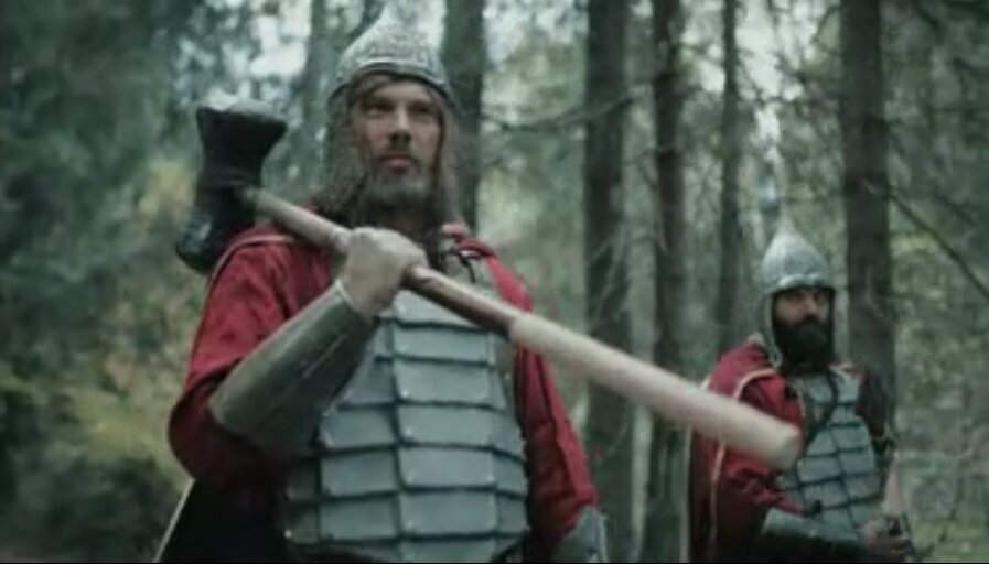 Кречет справа внизу как раз смотрит на свой бывший молот. И даже не свой молот, а молот гнома Евпатия.