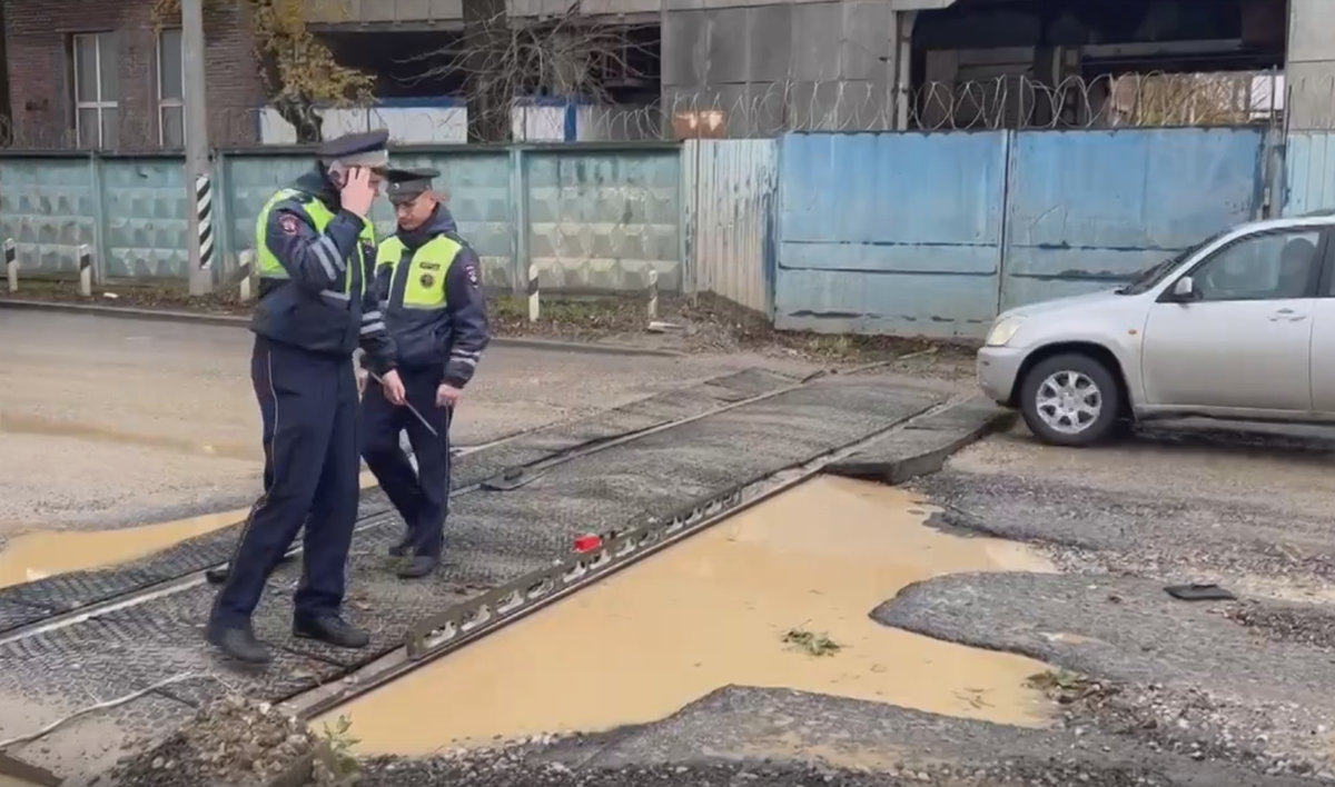 Яма на ж/д переезде на ул. Менделеева в Обнинске