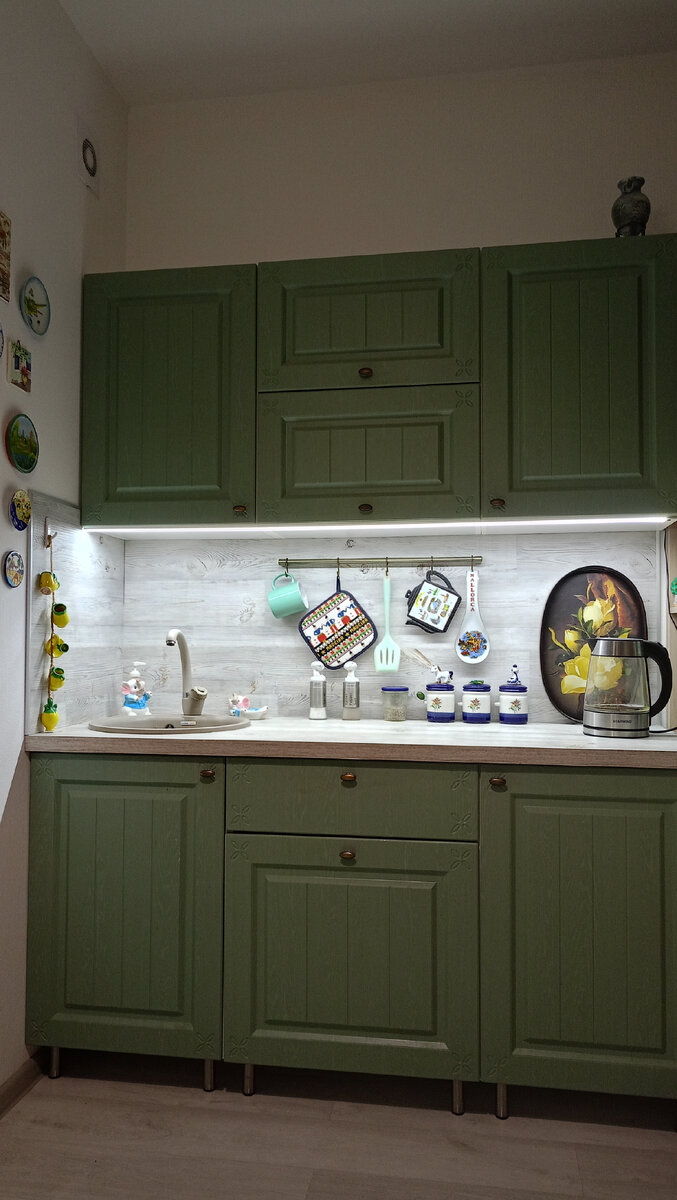 И не такая она уж маленькая для одного человека. Можно было ещë меньше сделать. Но зато помещается абсолютно всë.. И даже больше