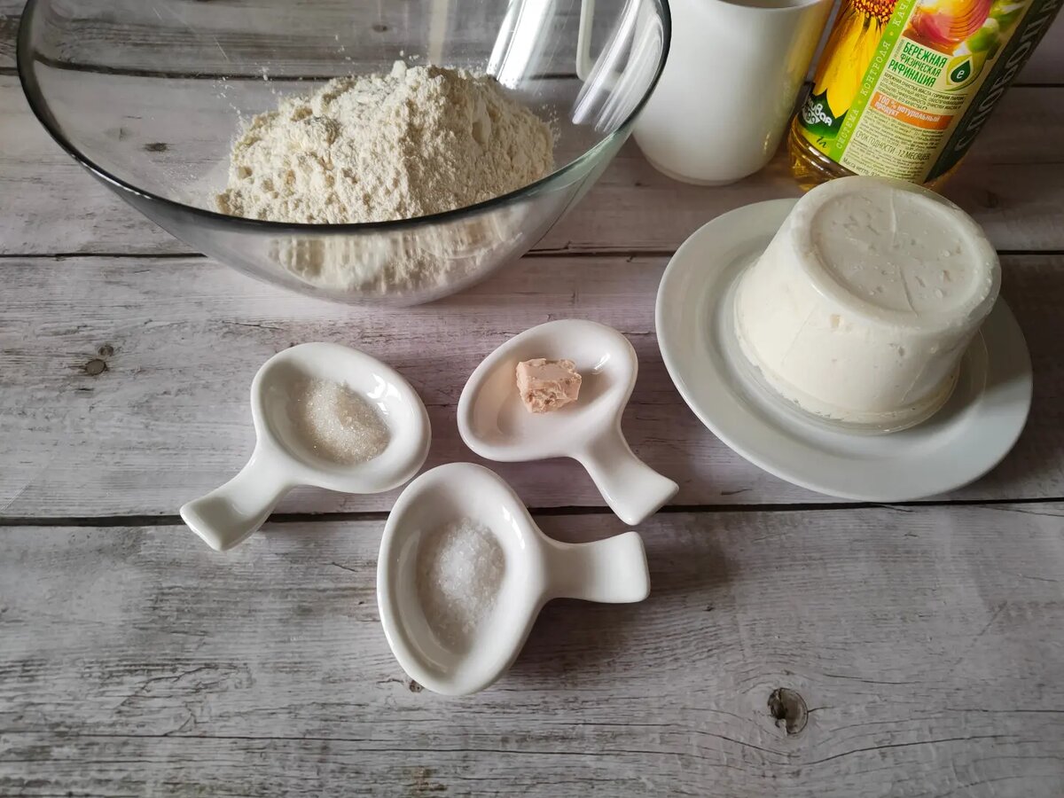 Я сегодня использую домашний сыр.                 По структуре и на вкус, он очень похож на имеретинский, который у нас не достать 🙂