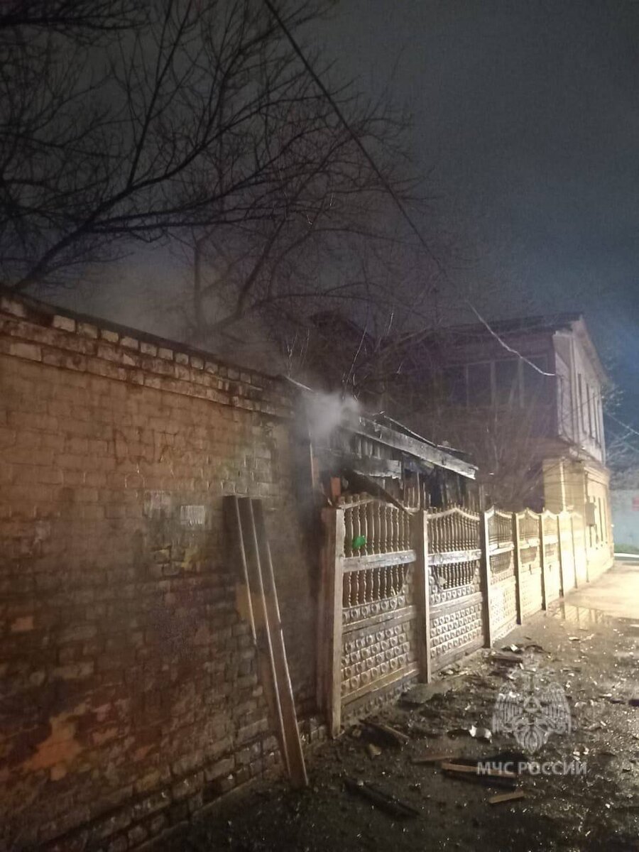  📷    В Оренбурге на Максима Горького спасателям удалось не допустить переход огня на жилой дом Марина Шарт