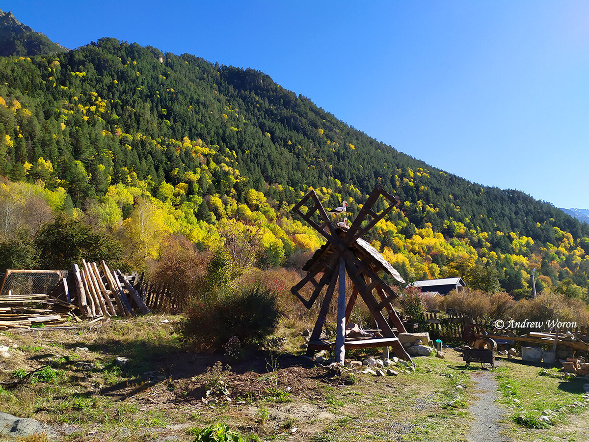 Качели-мельница с бутафорскими (конечно) аистами во дворе гостевого дома Малиновая 26, в котором мы остановились. А на заднем плане западный склон горы Кёль-Баши, на которую мы так и не поднялись. Обустроенной тропинки туда нет, но подняться можно по одной из лощин как раз на западном склоне. Да и с севера есть менее крутые места