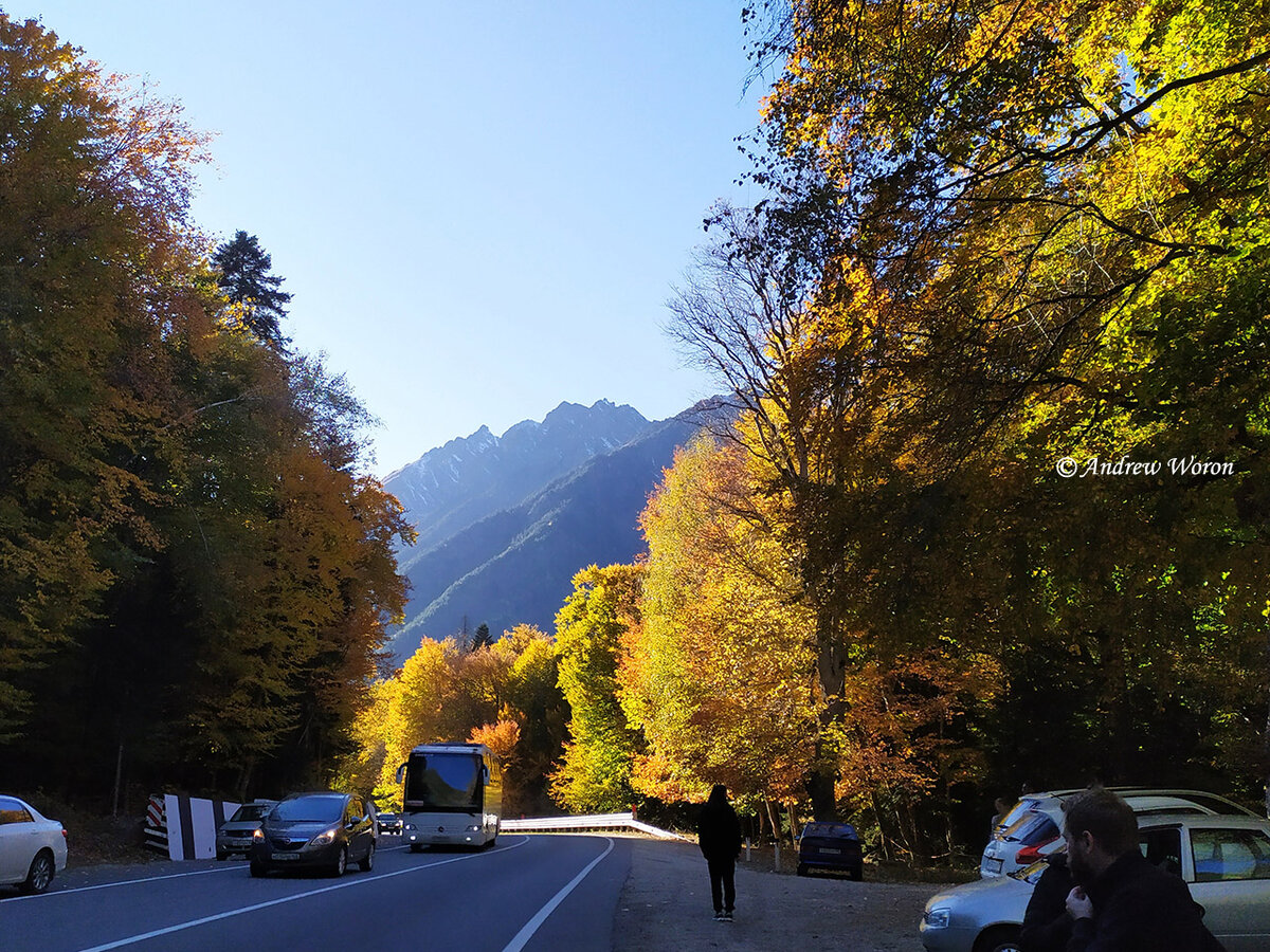 Горы Теберды, вид с дороги на Домбай у пятачка, где оставляют транспорт все идущие к водопаду Шумка. Близится закат