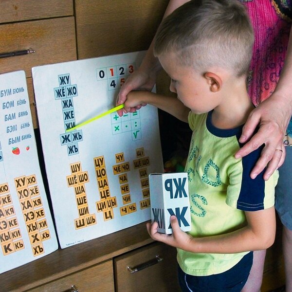 На таблице складов из набора "Кубики Зайцева" нет неграмотных буквосочетаний.