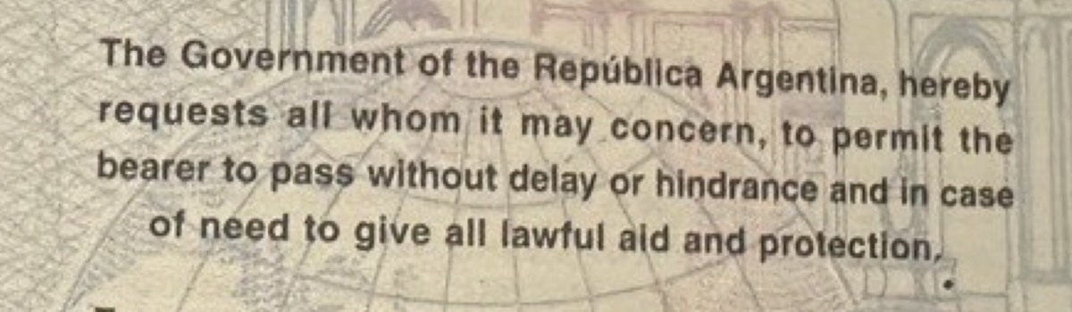 Перевод: «Правительство Республики Аргентина настоящим просит всех, кого это может касаться, разрешить владельцу проходить без задержек границы  и в случае
необходимости оказать всю законную помощь и защиту гражданину Аргентины»