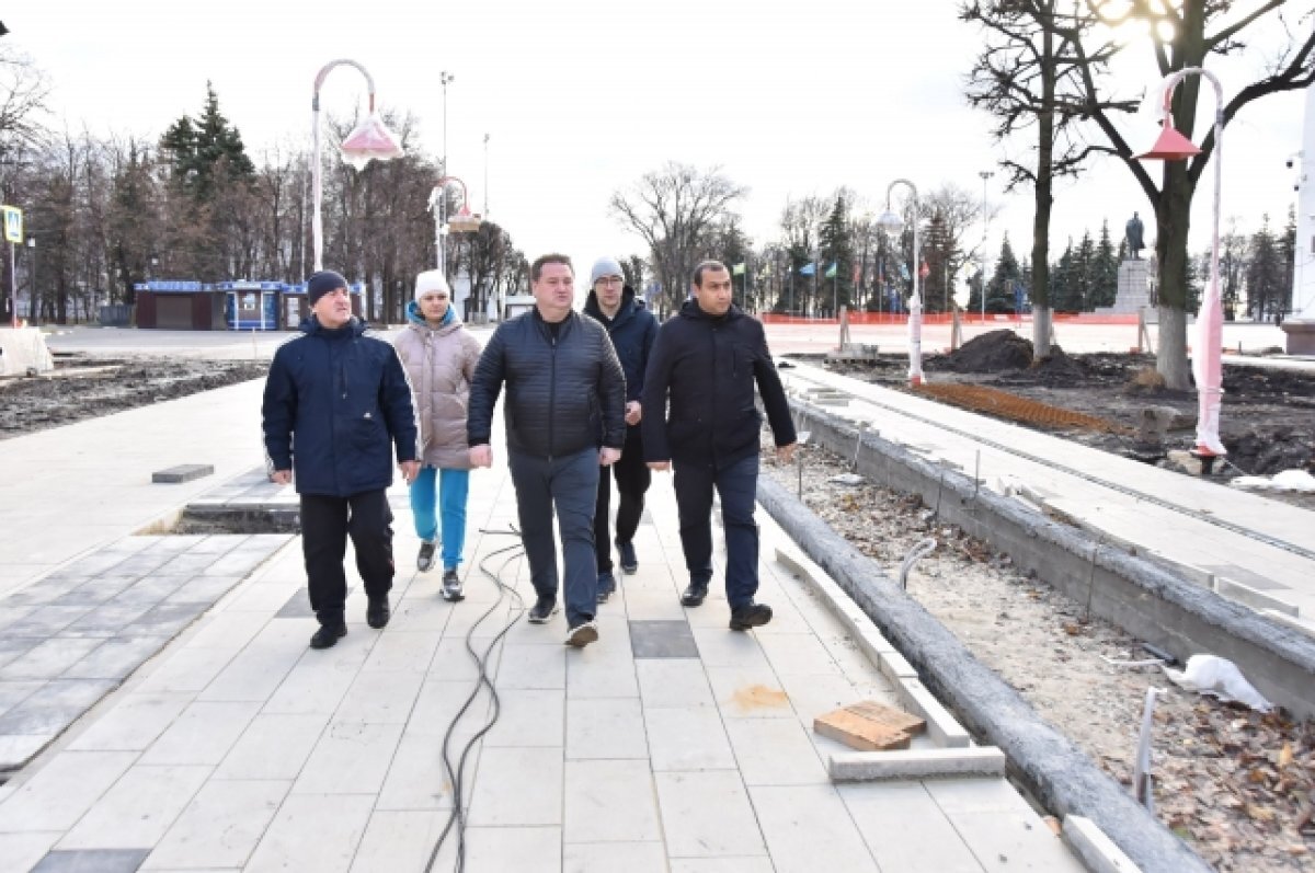    Глава Ульяновска проверил, как обустраивается сквер и строится школа