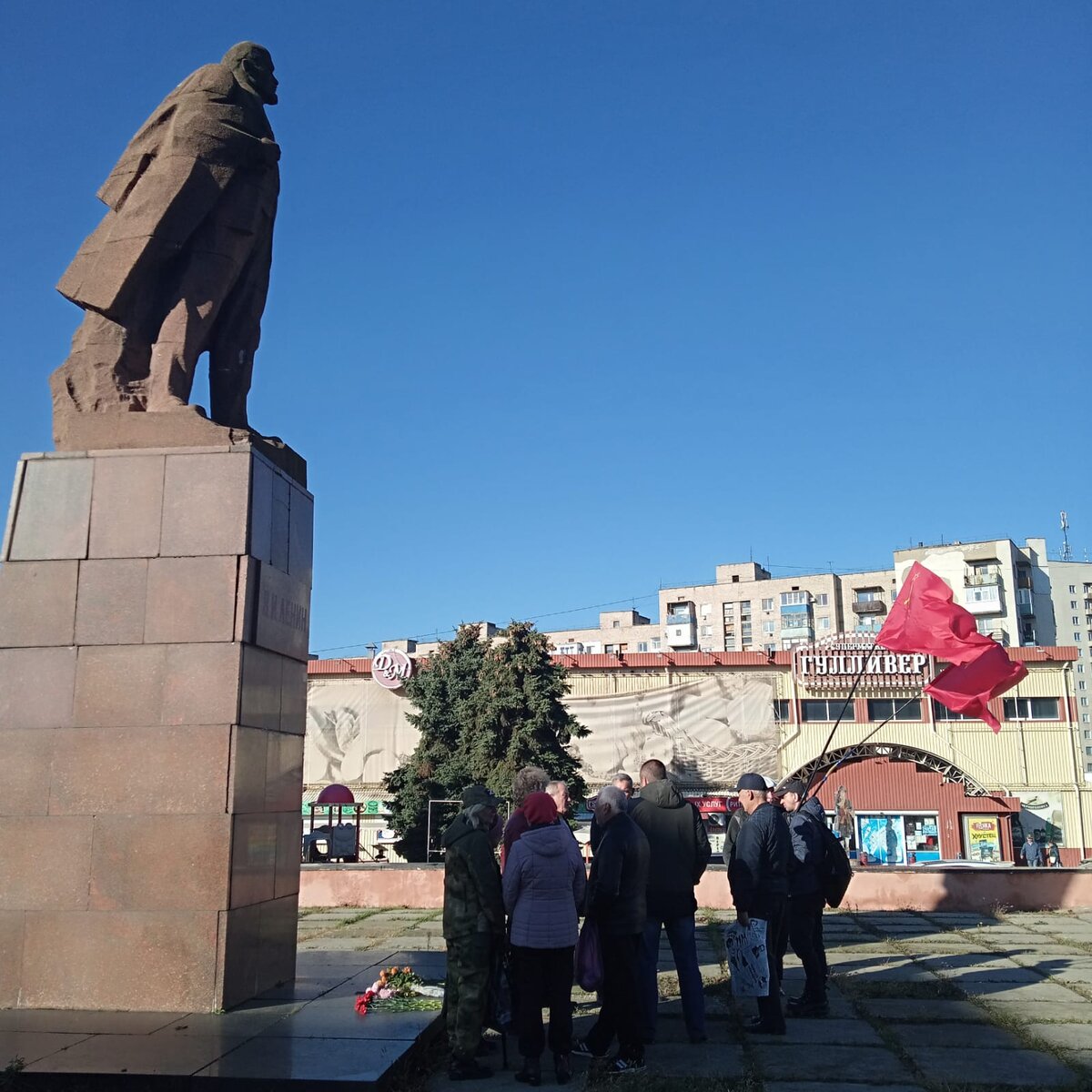 Возлагают коммунисты цветы к памятнику В.И. Ленину