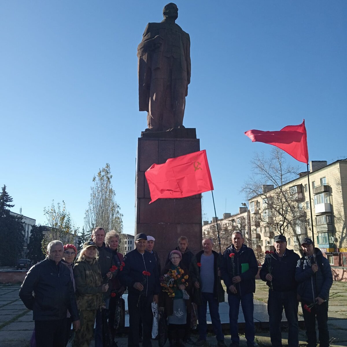Луганские коммунисты у памятника В.И. Ленину