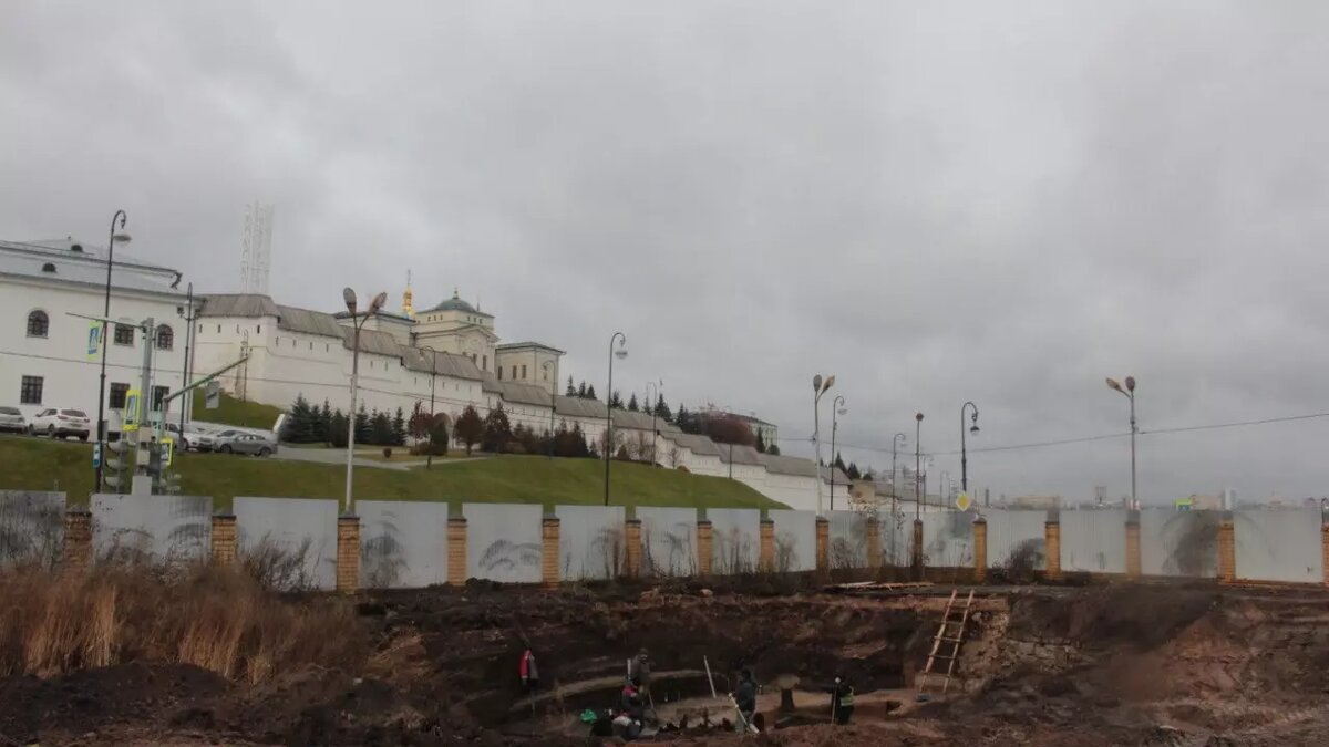     Под стенами Казанского Кремля нашли вино 200-летней выдержки. Находку сделали археологи во время раскопок. Об этом пишет Telegram-канал «Археология Поволжья и Урала».