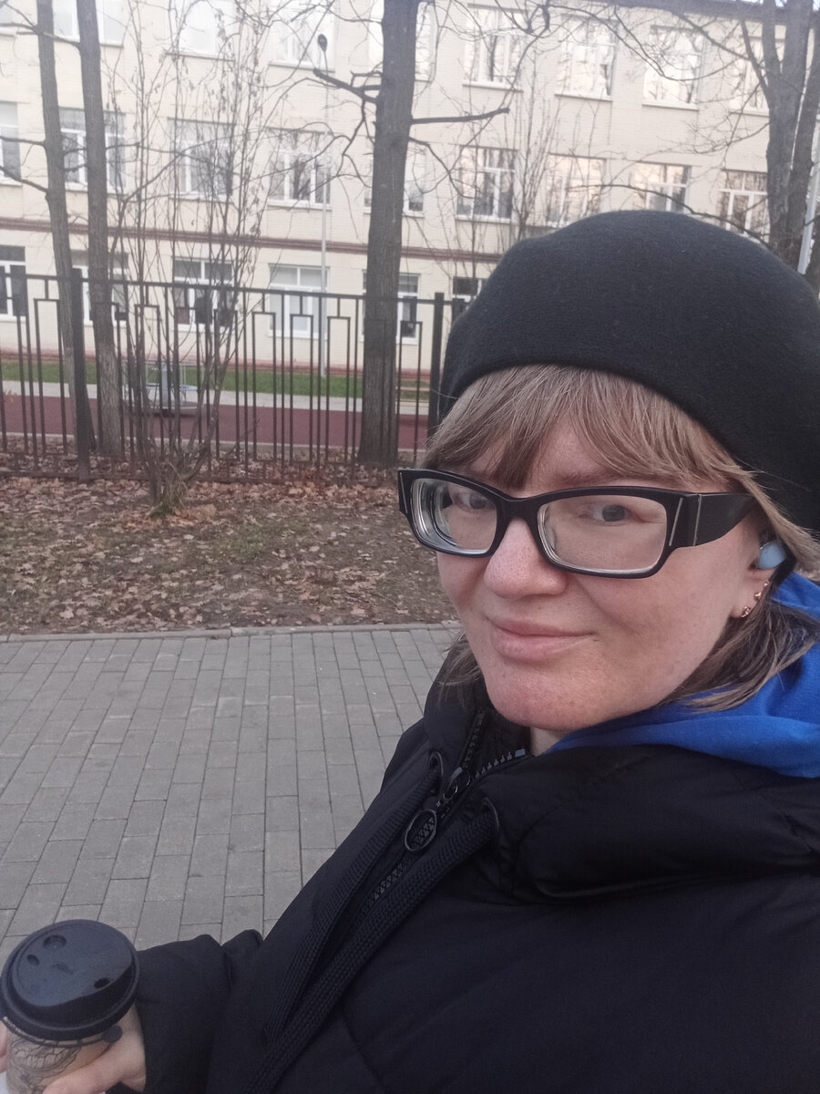 На обратном пути вспомнила, что у меня с с собой наушники. Я в сунула один наушник, чтобы в случае чего ребëнка услышать. Шла, слушая музычку. 