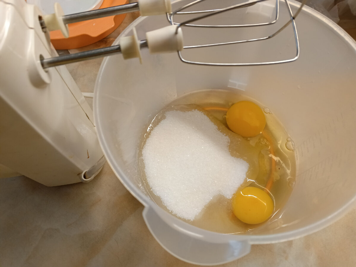 фото автора, яйца взбиваю с сахаром