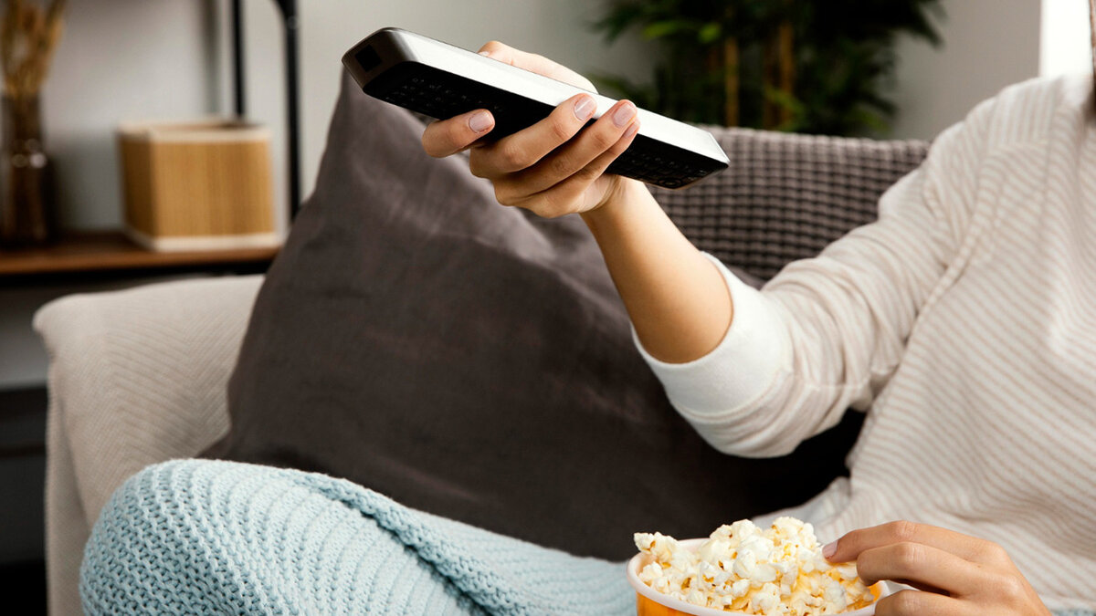 Фото обложки: Изображение от ru.freepik.com/free-photo/front-view-of-beautiful-woman-doing-indoor-activity_11904967