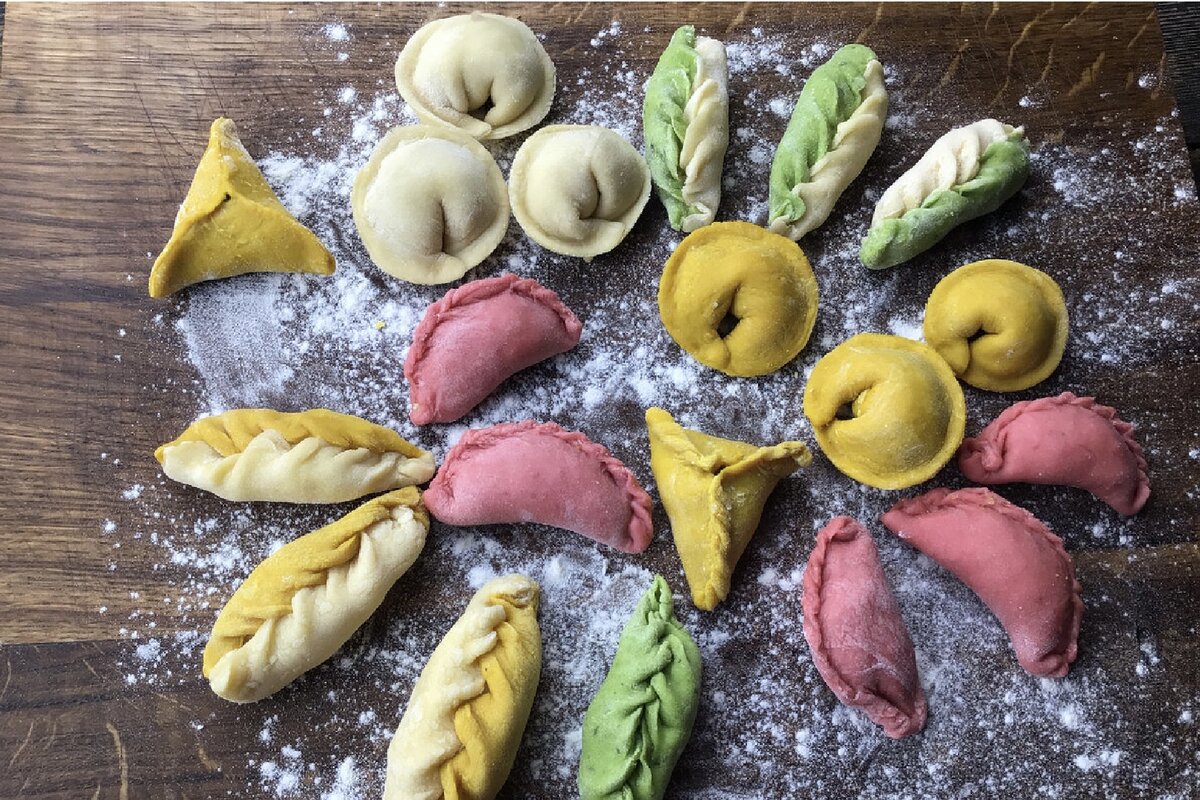 Разноцветные пельмени. Фото автора 