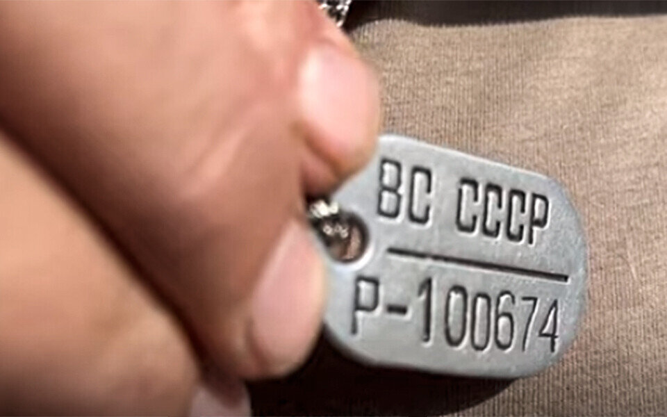 ​Альфред Валиев с гордостью демонстрирует офицерский жетон Фото: стоп-кадр видео