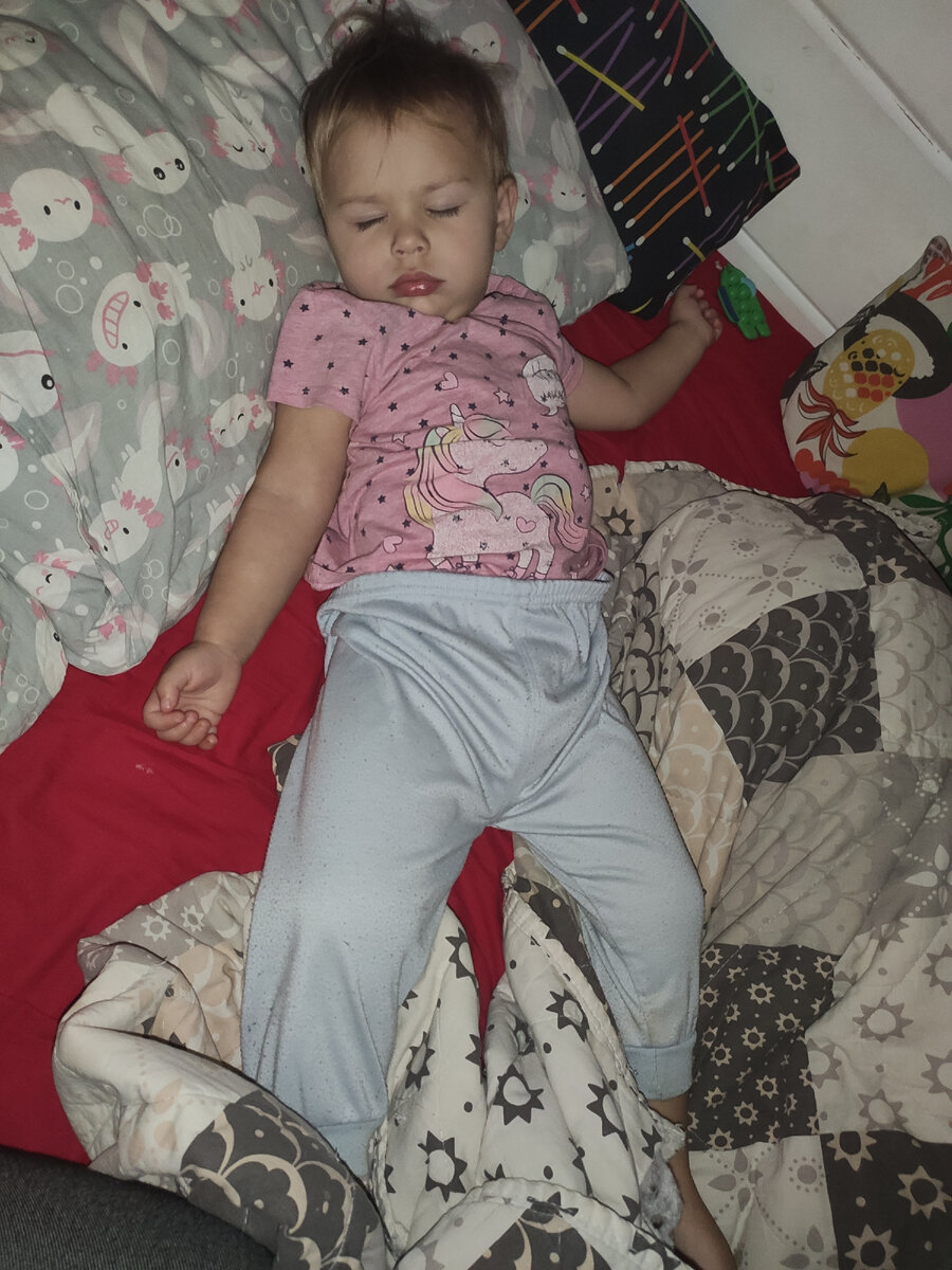 Вчера эта красотка после дневного сна улеглась только к часу ночи 🥴