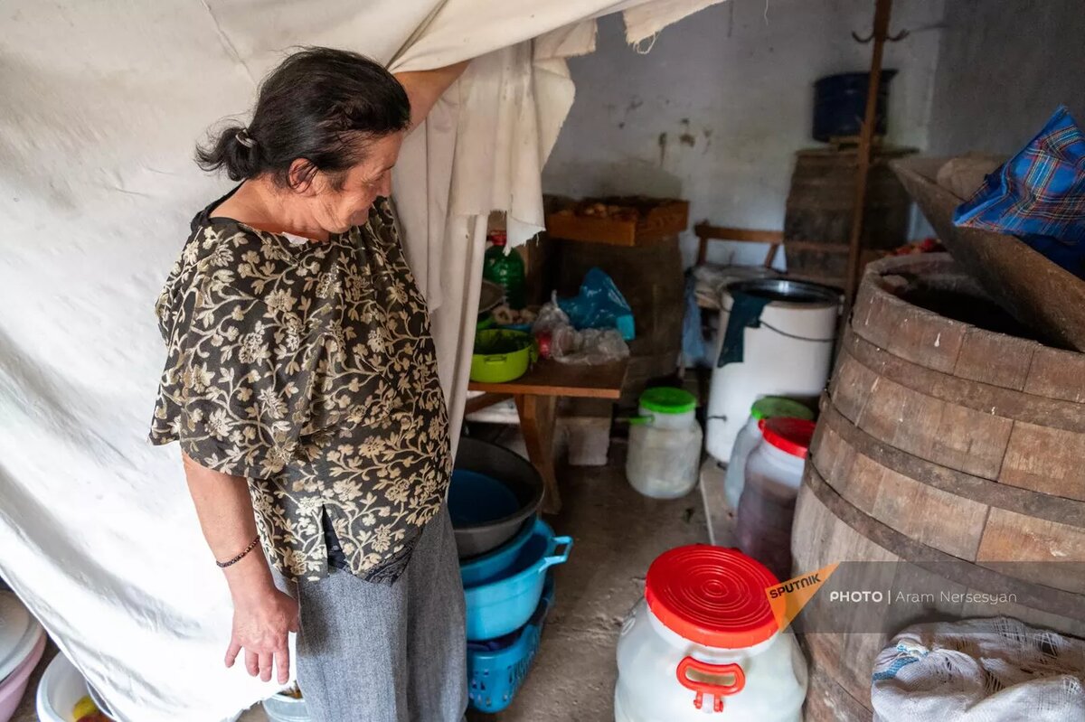 Вынужденная переселенка из Аскеранского района Нагорного Карабаха Гюлум Балаян показывает соленья, засоленные в селе Чинари Тавушской области © Sputnik / Aram Nersesyan