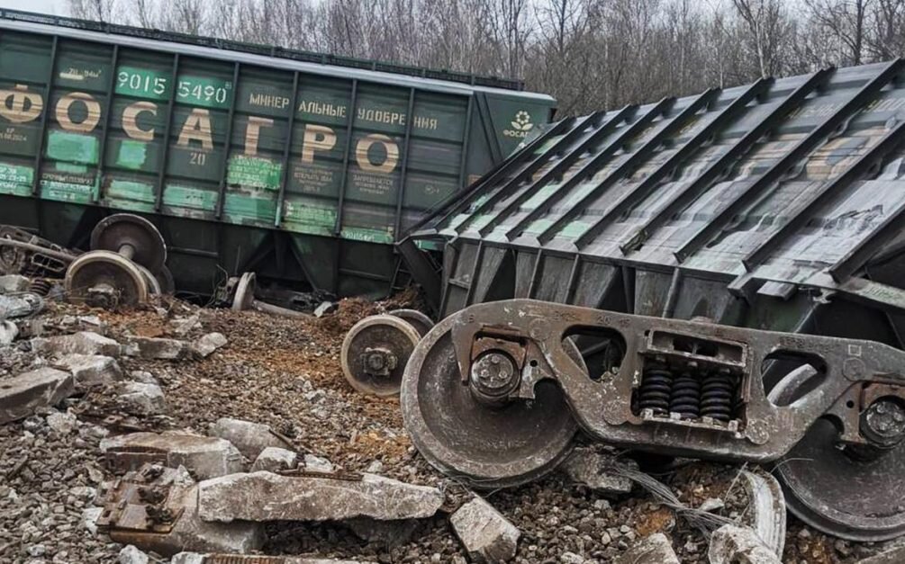     «В 07 часов 12 минут 11 ноября произошёл подрыв самодельного взрывного устройства на 190 км 3-го главного пути перегона станций «Рыбное – Блок Пост 204 км» двухпутного электрифицированного участка в Рязанской области. В результате этого с рельсов сошло 19 вагонов грузового поезда, следовавшего сообщением от станции «Титан» Октябрьской железной дороги до станции «Юльевка» Приволжской железной дороги», — говорится в сообщении.    
Фото: Следственный комитет