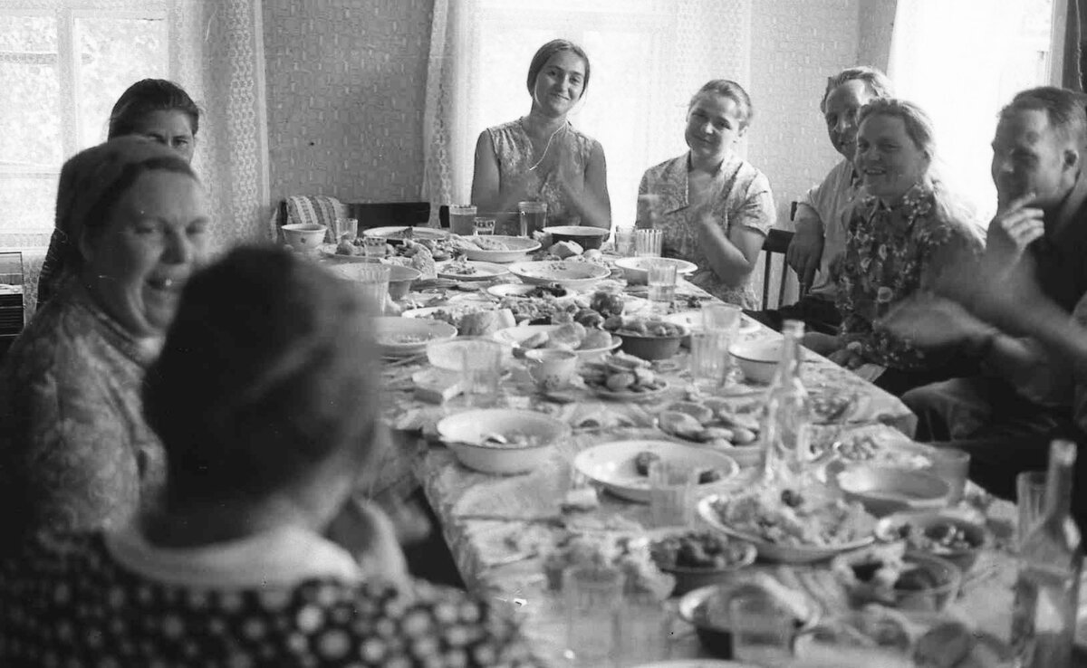 Песни за столом. Застолье в деревне СССР. Советские застолья в селе. Деревенское застолье. Свадьба в деревне застолье.