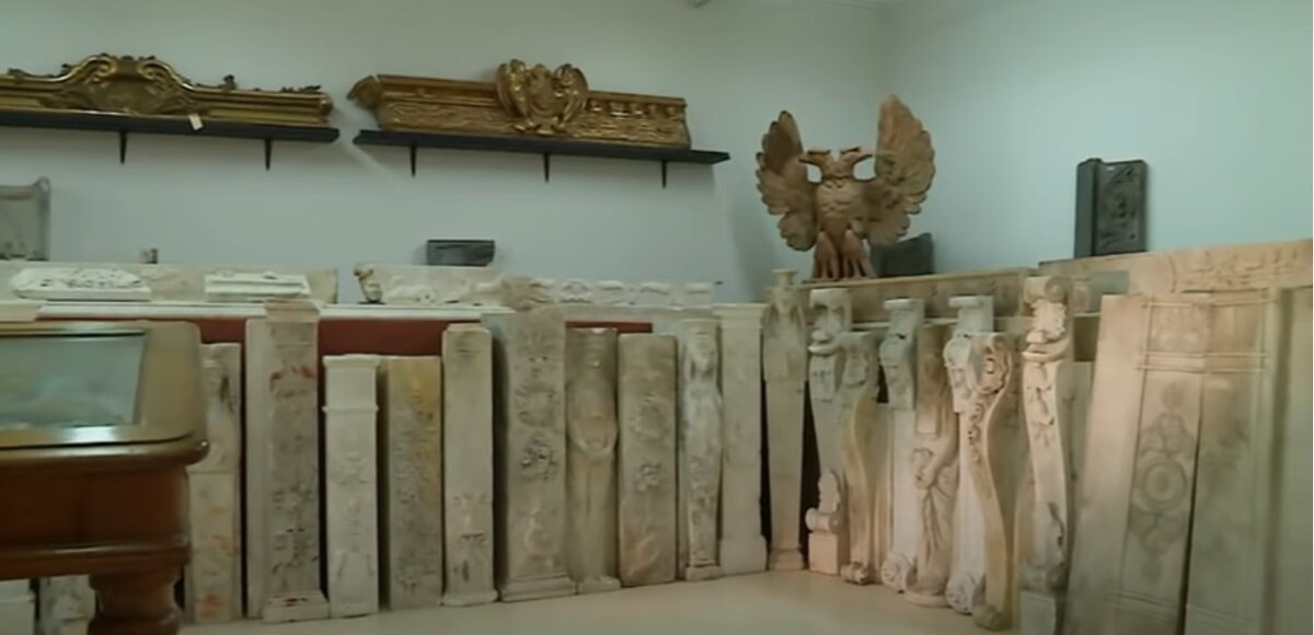 Фрагменты уничтоженных в 1920-е годы каминов Зимнего дворца в современном хранилище Эрмитажа.