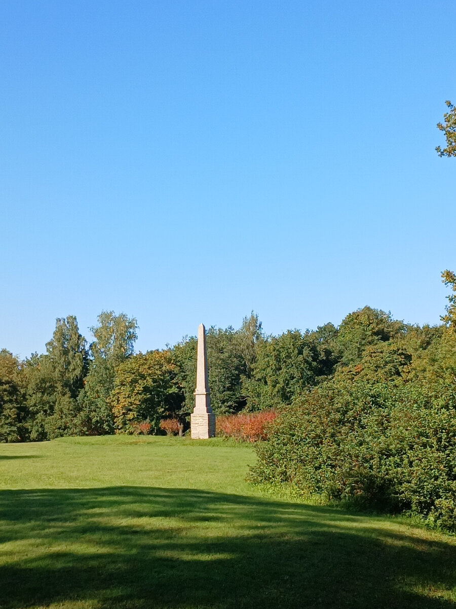 Стела "Работным людям - строителям Петергофа"