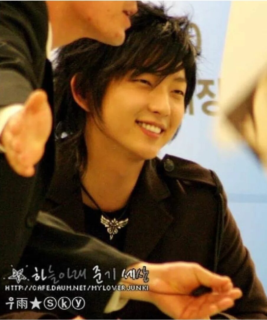 Началось все с этой фоточки, где Джунги дарит мирозданию свою немного не от мира сего улыбку. Он ею по молодости светил направо и налево. Конечно, со временем она погасла. Но в ней много трансцендентного добра. Мне кажется, люди которые видели ее вживую чувствовали себя счастливыми. 