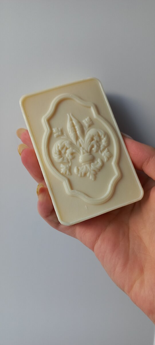 Парфюмированное мыло GOURMANDISE. Стоимость - 150-200 рублей. Рив Гош, Озон.