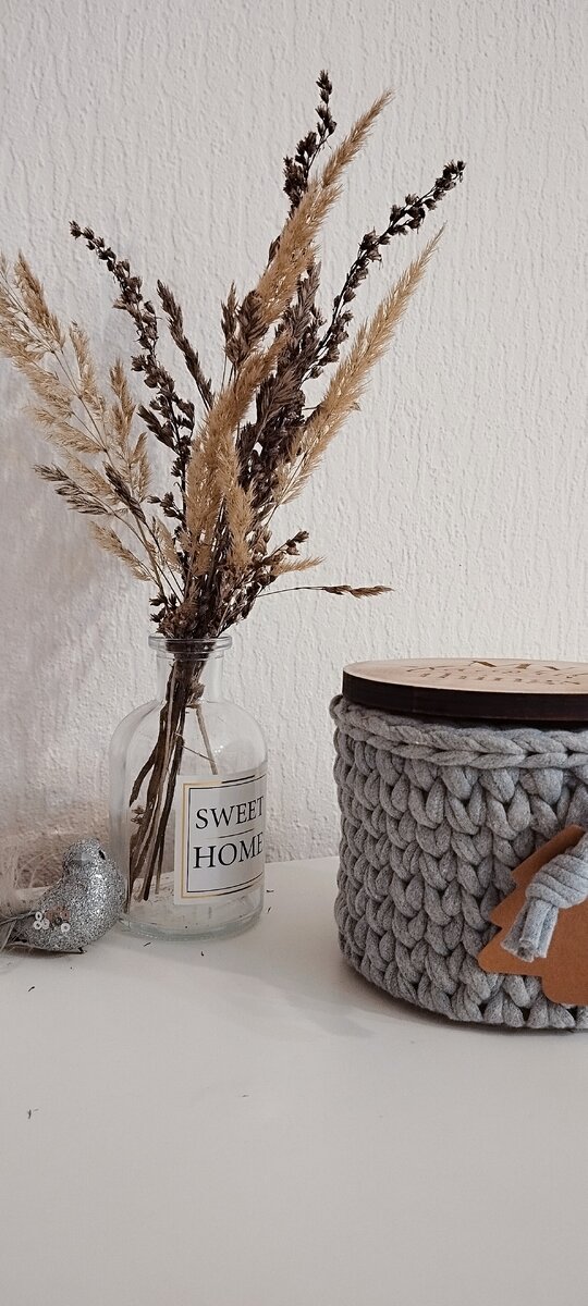 Заменила белый пластиковый контейнер на милую закрытую корзинку, к ней прикупила вазочку. 