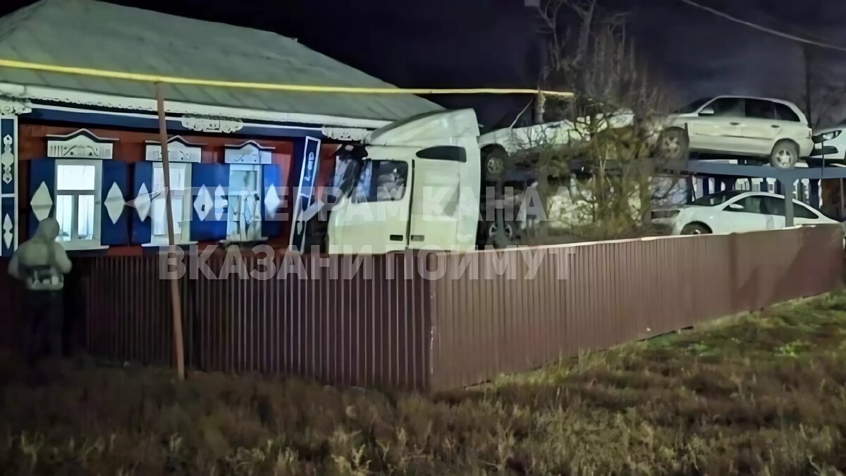     В Буинском районе накануне вечером, 10 ноября, автовоз протаранил забор на частной территории и влетел в дом. Соответствующая публикация появилась в Telegram-канале «В Казани Поймут».