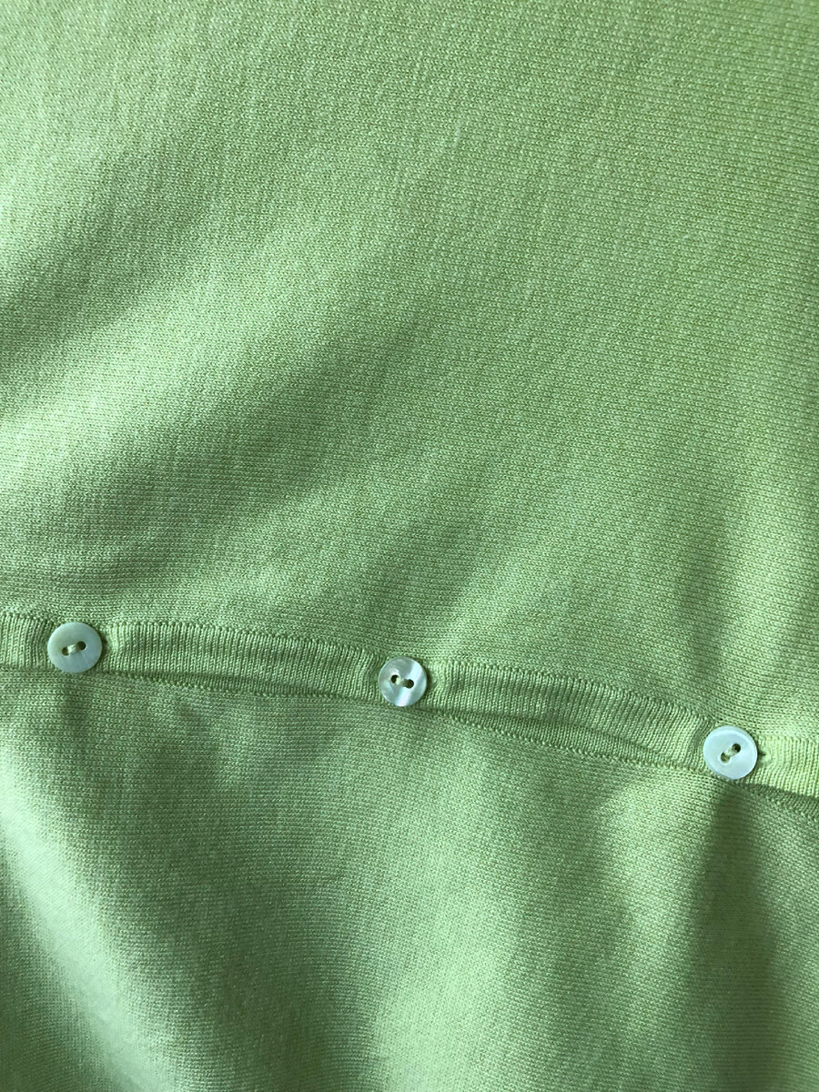 Дневной свет у окна позволил показать настоящий цвет вещи.