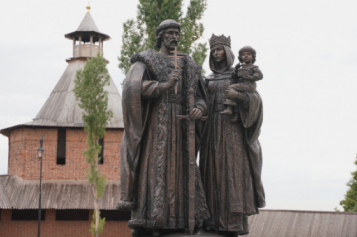    Памятник Дмитрию Донском с женой в Нижнем Новогороде.