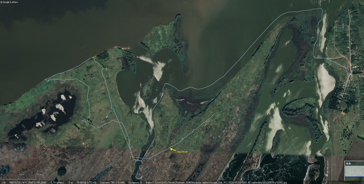 Проход по сухим, незаливаемым местам из Куралова возможен, по идее, и без спуска воды. Вот только там глухие непролазные заросли. Упавшая вода оголяет широкий и незаросший пляж, облегчает подход к мостам через протоки. Да, они все еще актуальны и нужны