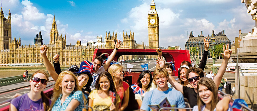 Изучение английского россия. Туристы в Лондоне. Туризм в Великобритании. Экскурсионный туризм в Англии. Великобритания люди.