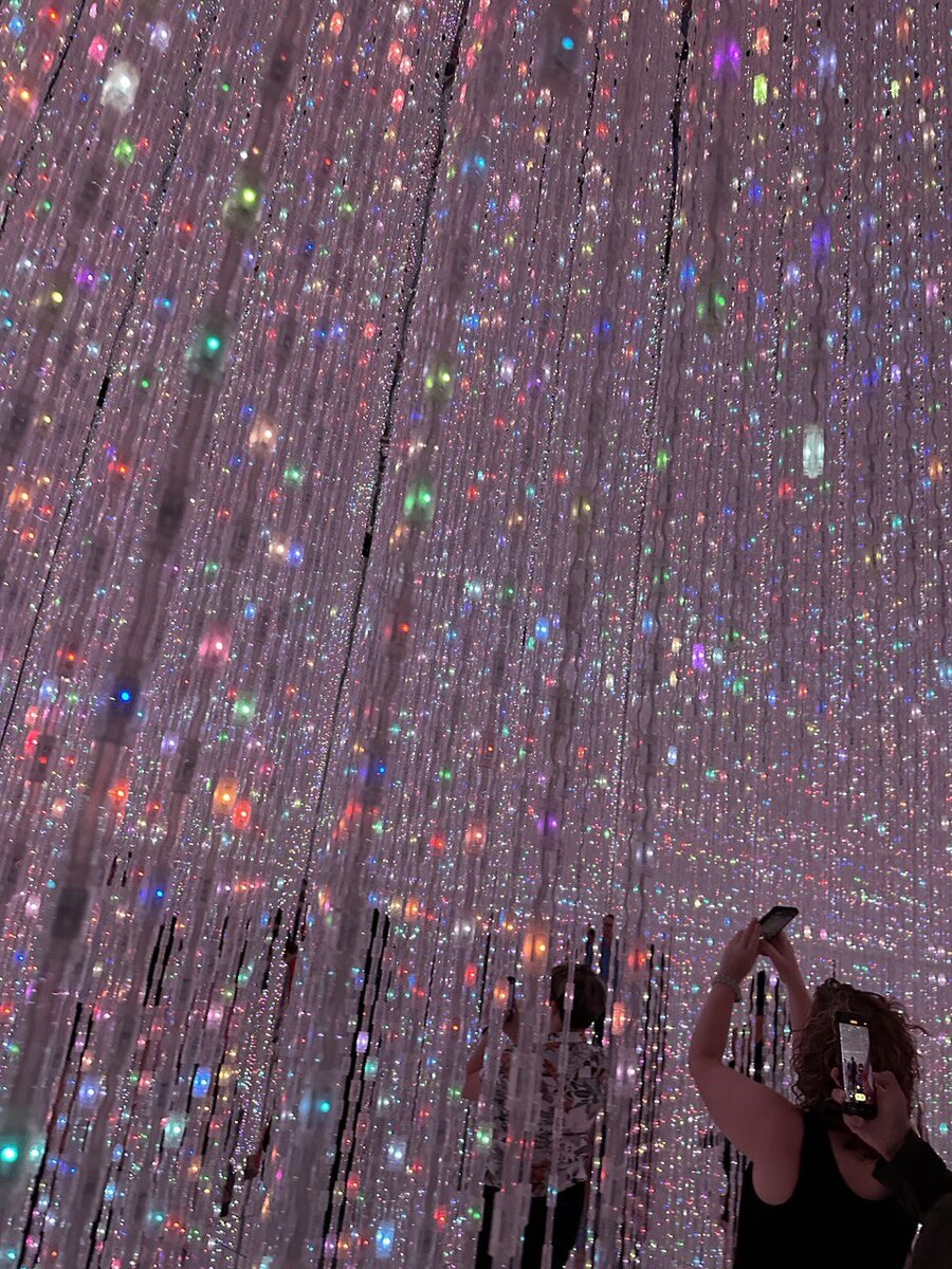 световые представления в музее современного искусства