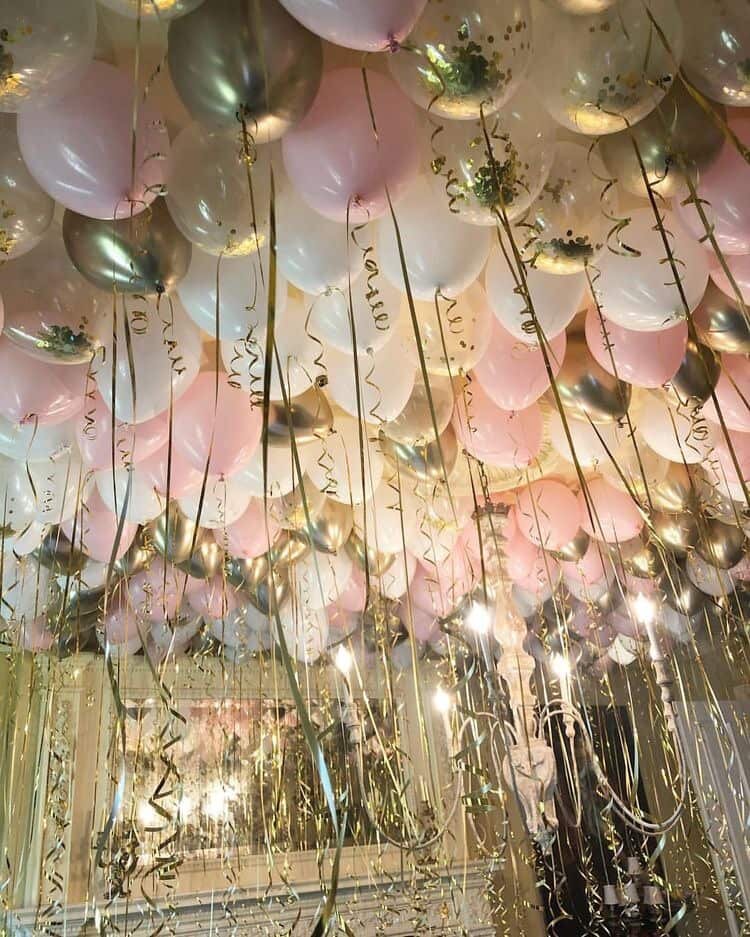 Источник фото: https://choco-berry.ru/vozdushnie_shari/tproduct/524563608-523931144431-vozdushnie-shari-s-lentami-pod-potolok