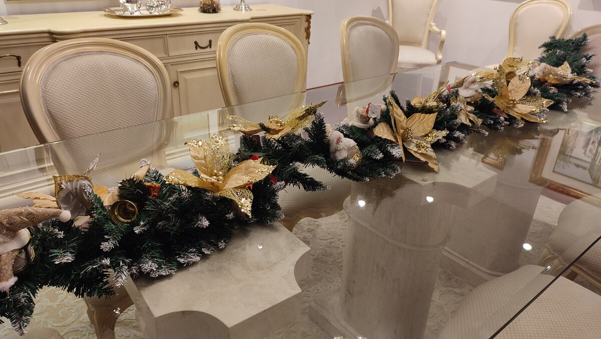 Это будет лежать на столе, когда гости будут есть на предрождественской вечеринке, посвящённой Рождеству. 