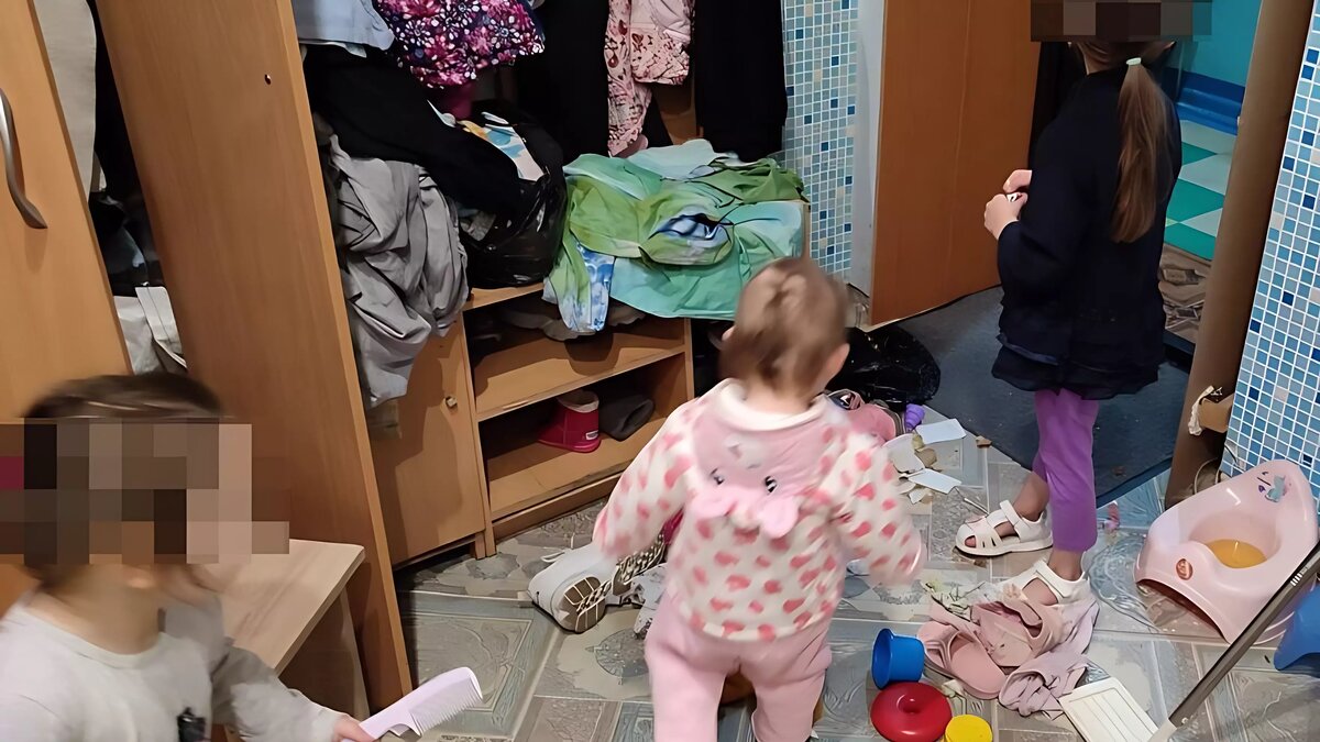     В Железногорске 25-летняя мать оставила троих детей одних в комнате общежития. Они были одни почти сутки.