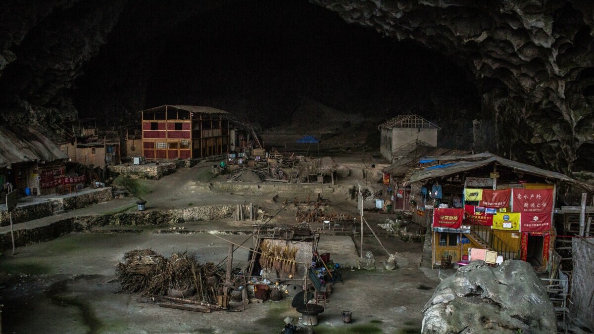 Дом в пещере у китайцев 5. Пещера Dongzhong, Китай:. Школа в пещере, Гуйчжоу, Китай. Пещерная школа в провинции Гуйчжоу (Китай). Китайская деревня в пещере Чжундун.