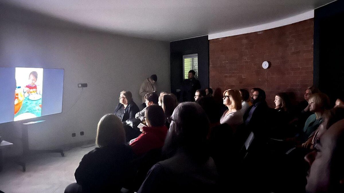 Специалисты и партнеры АНО «Родительский центр «Подсолнух» на премьере документального мини-сериала, снятого по опыту работы программы «Мир моего ребенка» о семьях, созданных выпускниками детских домов.