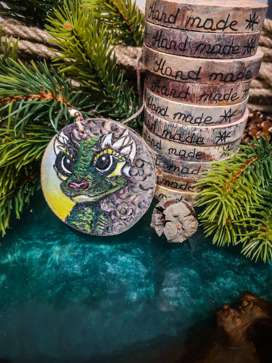 Нам понадобятся:  - спилы древесные (~300р за 20шт);
- акриловый лак (~300р);
- акриловые краски (~300р);
- калька/ карандаши (~100р);
Итог: ~1000р 
Это база, а дальше всё зависит от вашей фантазии и желаний. У меня были (плюсом в траты) куплены подручные инструменты ( о них ниже).