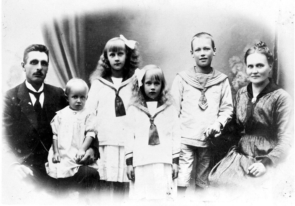 Астрид Линдгрен (третья слева) с семьей, © wikimedia.org