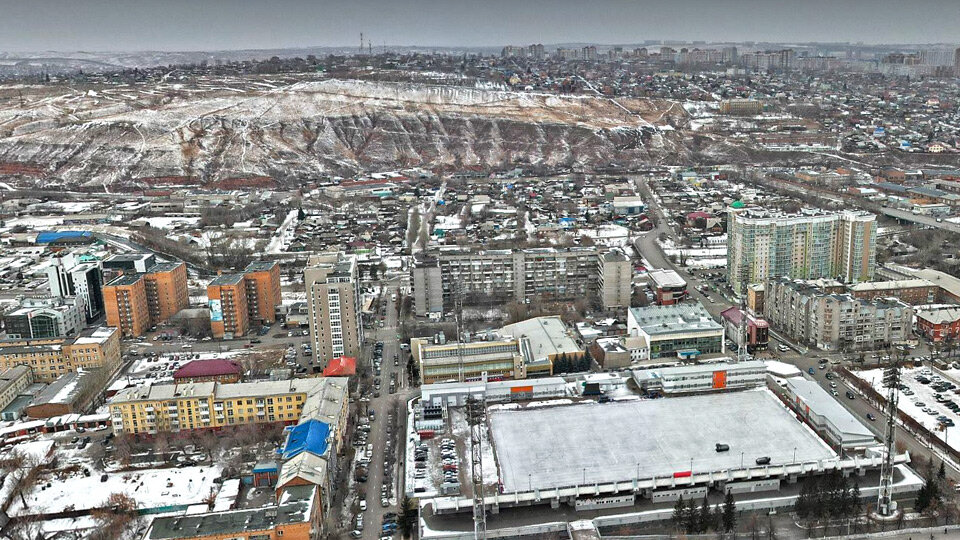     Почти в самом центре сибирского мегаполиса под Караульной горой еще остался обширный участок старого деревянного Красноярска. Он, как и Николаевка, отнесен к зоне комплексного развития территории. Архитектор считает, что это не место для очередного спального района