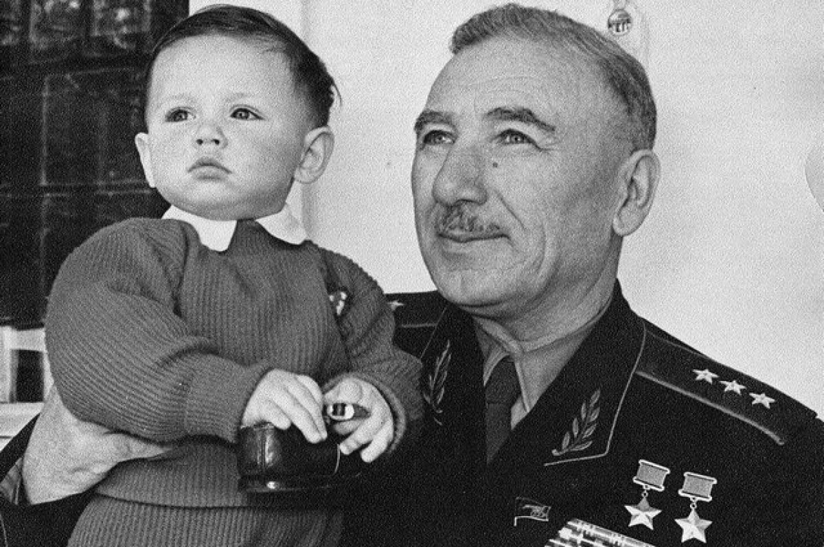    Плиев держал палец на красной кнопке, но так и не нажал её.