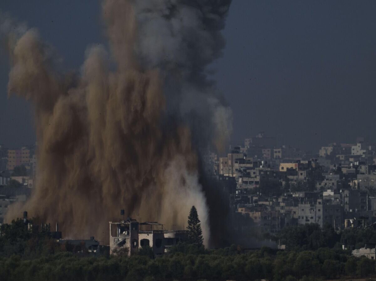    Дым, поднимающийся над сектором Газа после израильской бомбардировки© AP Photo / Leo Correa