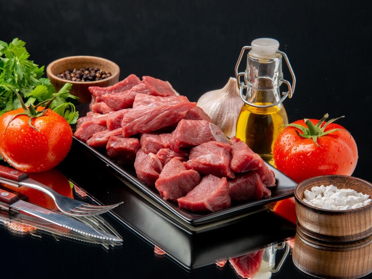    Свежее мясо, овощи и зелень© Фото : Freepik / KamranAydinov