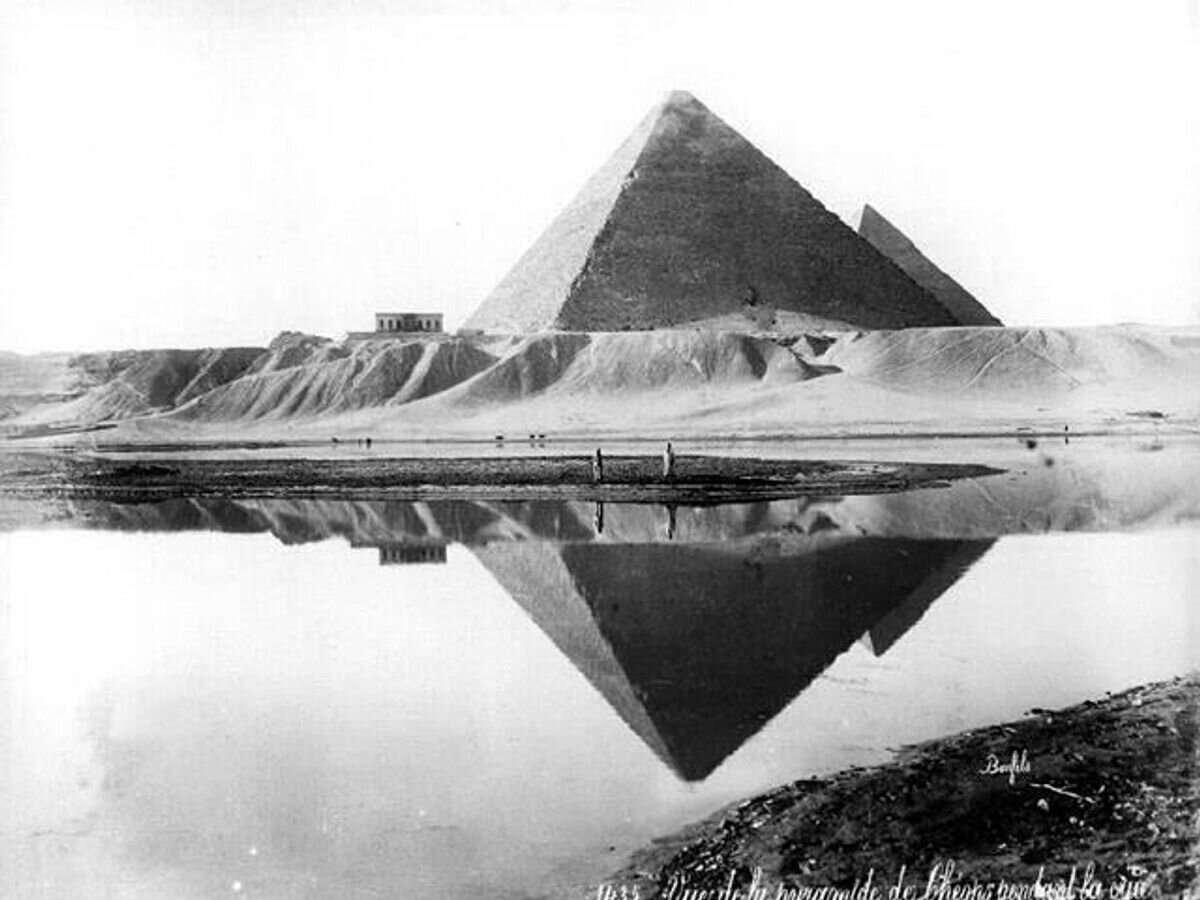    Северная сторона пирамиды Хеопса во время разлива Нила© Фото Феликса Бонфиса, около 1880 года