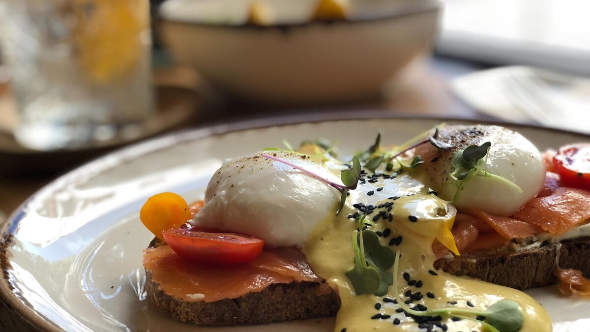    Шеф поделился рецептом ресторанного бутерброда с яйцом и рыбой© Unsplash / William M.