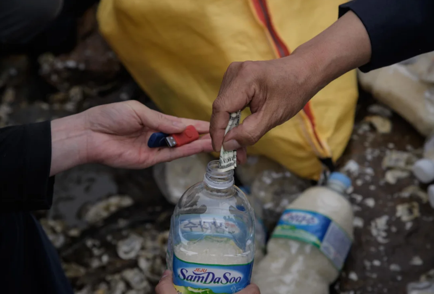 Главный товар - флешки. Помните скандал с Игрой Кальмара?