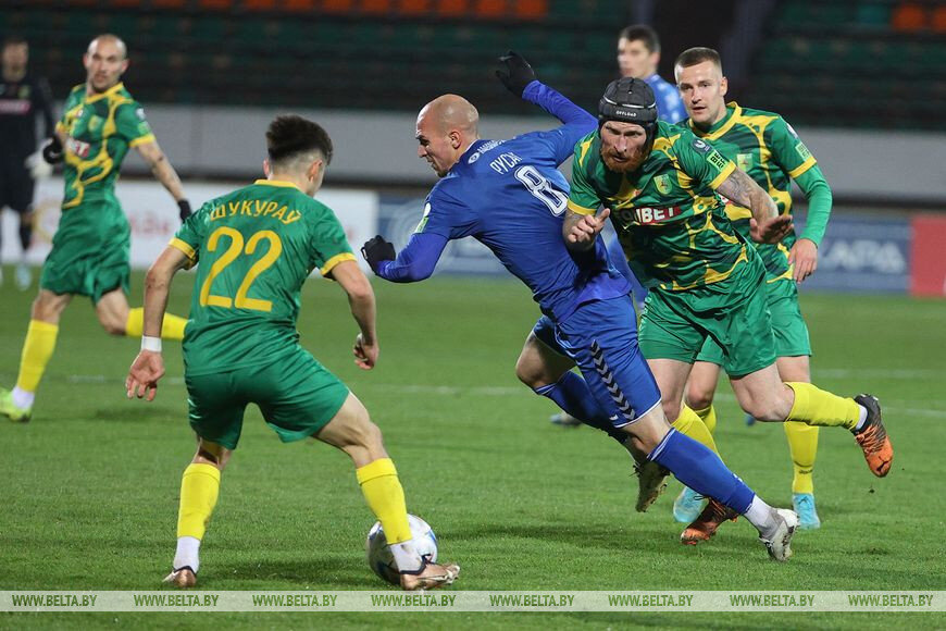 В одном из ключевых матчей 28-го тура чемпионата Беларуси по футболу «Неман» на своем поле сломил сопротивление «Слуцка» – 2:0, пишет sb.by.