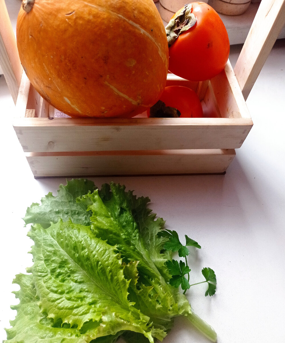 Ещё салат в теплице растёт,тыквы есть с нашего огорода,а хурма с ларька овощного,сладкая,спелая